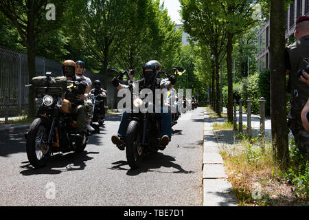 Berlin, Allemagne. 01 Juin, 2019. Anciens Combattants viennent sur des motos à la Bundeswehr monument au Bendlerblock à Berlin-Tiergarten. Il y a des centaines d'anciens soldats de l'Europe commémore, la plupart sont venus en convoi avec la moto, leurs camarades tombés au combat. Le mémorial a eu lieu pendant 11 ans. Crédit : Paul Zinken/dpa/Alamy Live News Banque D'Images