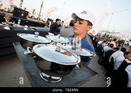 Le Caire, Égypte. 01 Juin, 2019. Egyptiens assister à un rassemblement de masse à l'Iftar pays·s nouvelle capitale administrative à une tentative officielle de briser le record mondial Guinness pour la plus grande table d'iftar. Credit : Gehad Hamdy/dpa/Alamy Live News Banque D'Images