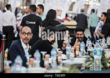 Le Caire, Égypte. 01 Juin, 2019. Egyptiens assister à un rassemblement de masse à l'Iftar pays·s nouvelle capitale administrative à une tentative officielle de briser le record mondial Guinness pour la plus grande table d'iftar. Credit : Gehad Hamdy/dpa/Alamy Live News Banque D'Images