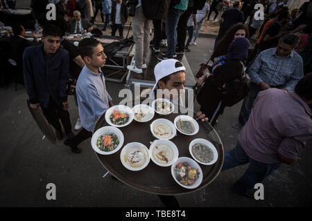 Le Caire, Égypte. 01 Juin, 2019. Egyptiens assister à un rassemblement de masse à l'Iftar pays·s nouvelle capitale administrative à une tentative officielle de briser le record mondial Guinness pour la plus grande table d'iftar. Credit : Gehad Hamdy/dpa/Alamy Live News Banque D'Images