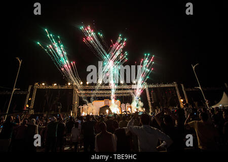 Le Caire, Égypte. 01 Juin, 2019. Les gens regardent un spectacle de feux d'artifice lors d'une cérémonie à la suite d'un rassemblement de masse à l'Iftar pays·s nouvelle capitale administrative à une tentative officielle de briser le record mondial Guinness pour la plus grande table d'iftar. Credit : Gehad Hamdy/dpa/Alamy Live News Banque D'Images