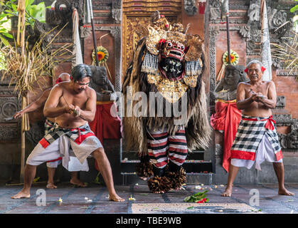 Banjar Gelulung, Bali, Indonésie - 26 Février 2019 : Mas de village. Jouer sur scène. Trois chevaliers tentent de se suicider avec un couteau en face de temple Banque D'Images