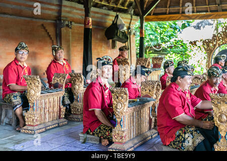 Banjar Gelulung, Bali, Indonésie - 26 Février 2019 : Mas de village. Jouer sur scène. Partie d'orchestre jouant de la musique folklorique traditionnelle balinaise. Banque D'Images