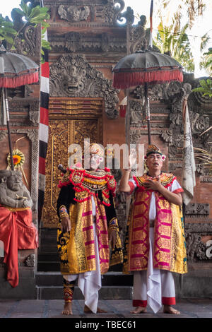 Banjar Gelulung, Bali, Indonésie - 26 Février 2019 : Mas de village. Jouer sur scène. Deux Mandarins élaboré décoré en rouge et jaune garment Banque D'Images