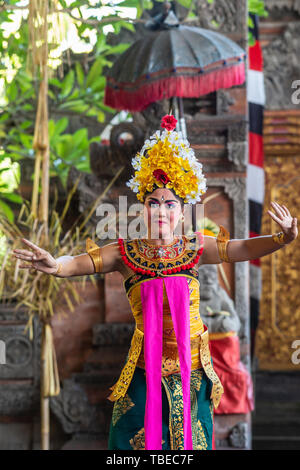 Banjar Gelulung, Bali, Indonésie - 26 Février 2019 : Mas de village. Jouer sur scène. Libre de danseuse avec l'élaboration de la tête de fleur, t Banque D'Images