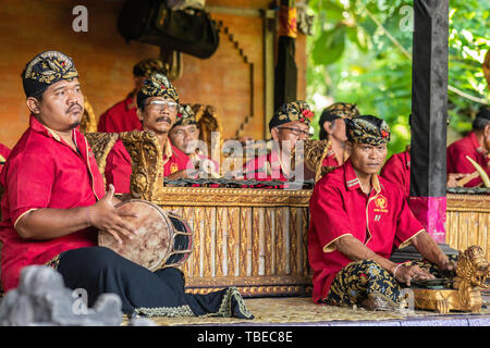 Banjar Gelulung, Bali, Indonésie - 26 Février 2019 : Mas de village. Jouer sur scène. Libre si les musiciens jouant des percussions traditionnelles et instrumen Banque D'Images