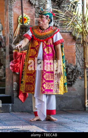 Banjar Gelulung, Bali, Indonésie - 26 Février 2019 : Mas de village. Jouer sur scène. Gros plan du Mandarin en habit traditionnel avec des roses, d'or, b Banque D'Images