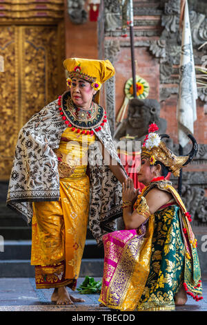 Banjar Gelulung, Bali, Indonésie - 26 Février 2019 : Mas de village. Jouer sur scène. Libre de deux reines en habit traditionnel avec l'or, les noirs Banque D'Images