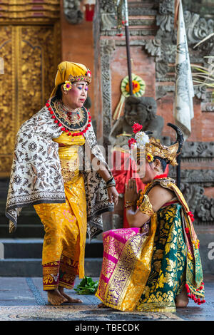 Banjar Gelulung, Bali, Indonésie - 26 Février 2019 : Mas de village. Jouer sur scène. Libre de deux reines en habit traditionnel avec l'or, les noirs Banque D'Images