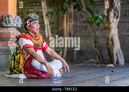 Banjar Gelulung, Bali, Indonésie - 26 Février 2019 : Mas de village. Jouer sur scène. Gros plan du chant et assis dans crosslegged knight decorat Banque D'Images