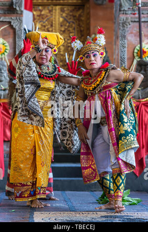 Banjar Gelulung, Bali, Indonésie - 26 Février 2019 : Mas de village. Jouer sur scène. Libre de deux reines en habit traditionnel avec l'or, les noirs Banque D'Images