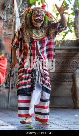 Banjar Gelulung, Bali, Indonésie - 26 Février 2019 : Mas de village. Jouer sur scène. Libre de bandit masqué effrayant géant avec des yeux en rouge, blanc Banque D'Images