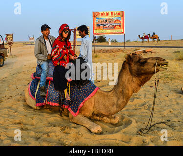 Jaisalmer, Inde - Nov 8, 2017. Équitation sur chameau désert du Thar à Jaisalmer, Inde. Désert du Thar est une grande région aride dans la partie nord-ouest de la région de Banque D'Images