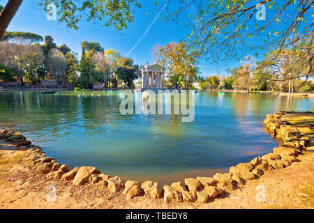 Laghetto di Borghese Lake et du Temple d'Asclépios à Rome, capitale de l'Italie Banque D'Images