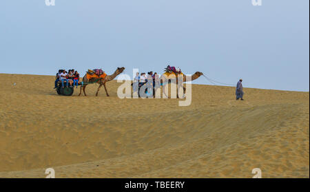 Jaisalmer, Inde - Nov 8, 2017. Équitation sur chameau désert du Thar à Jaisalmer, Inde. Désert du Thar est une grande région aride dans la partie nord-ouest de la région de Banque D'Images
