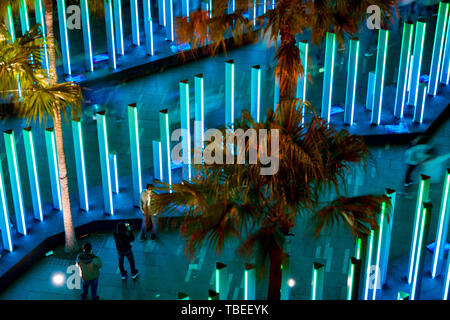 Au cours de l'installation d'art lumière vive, Sydney festival lumière populaires tenues durant le début de l'hiver. Banque D'Images