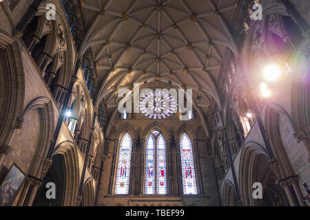 Le soleil reflète une silhouette à travers la rose de la cathédrale de York en Angleterre. Banque D'Images