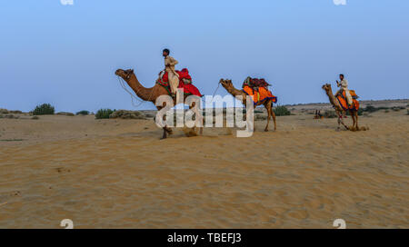 Jaisalmer, Inde - Nov 8, 2017. Équitation sur chameau désert du Thar à Jaisalmer, Inde. Désert du Thar est une grande région aride dans la partie nord-ouest de la région de Banque D'Images