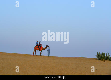 Jaisalmer, Inde - Nov 8, 2017. Équitation sur chameau désert du Thar à Jaisalmer, Inde. Désert du Thar est une grande région aride dans la partie nord-ouest de la région de Banque D'Images