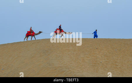 Jaisalmer, Inde - Nov 8, 2017. Équitation sur chameau désert du Thar à Jaisalmer, Inde. Désert du Thar est une grande région aride dans la partie nord-ouest de la région de Banque D'Images