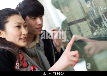 Un couple est allé shopping au centre commercial. Banque D'Images