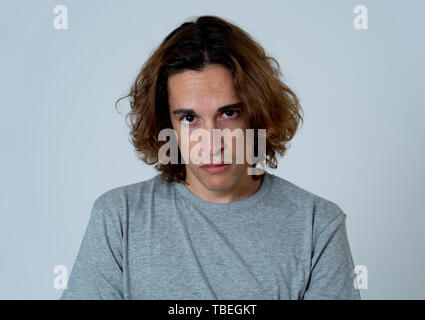 Portrait de jeune homme adolescence triste qui crie dans la douleur émotionnelle à la recherche désespérée et affligé. Millennial homme souffrant de dépression et l'intimidation. En m Banque D'Images