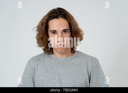 Portrait de jeune homme adolescence triste qui crie dans la douleur émotionnelle à la recherche désespérée et affligé. Millennial homme souffrant de dépression et l'intimidation. En m Banque D'Images