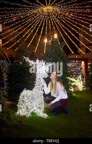 Jeune femme jouissant de la décoration de Noël dans la région de Vigo, Galice, Espagne Banque D'Images