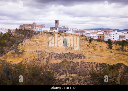 Voir d'Arcos de la Frontera, ville andalouse médiévale sur hautes falaise verticale sur le printemps de l'Europe, Espagne Banque D'Images