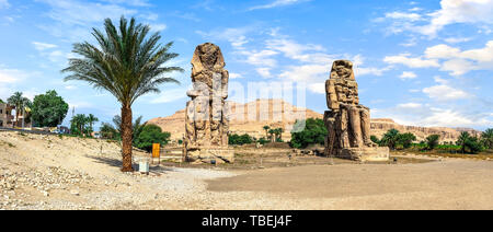 Vue panoramique sur les colosses de Memnon à Louxor au jour d'été Banque D'Images