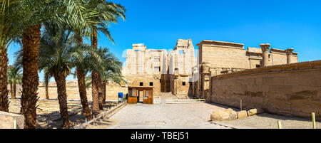 Entrée du Temple de Médinet Habou à Louxor, Égypte. Panorama Banque D'Images