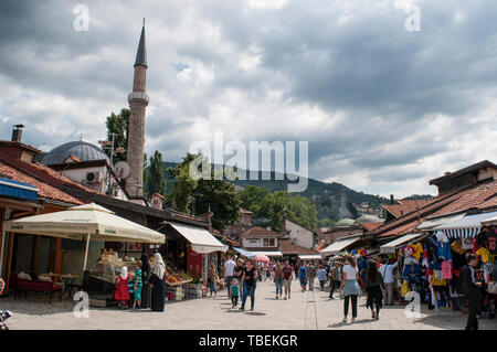 La Bosnie-et-Herzégovine : vue sur la place Bascarsija, le vieux bazar et le centre historique et culturel de Sarajevo depuis le 15e siècle Banque D'Images