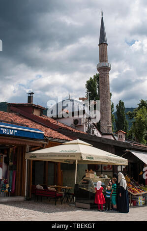 La Bosnie-et-Herzégovine : vue sur la place Bascarsija, le vieux bazar et le centre historique et culturel de Sarajevo depuis le 15e siècle Banque D'Images