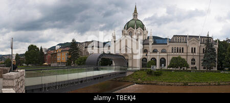 Sarajevo : Festina lente le pont avec sa boucle sur le milieu, sur la rivière Miljacka, et le palais de l'Académie des beaux-arts, l'université publique Banque D'Images