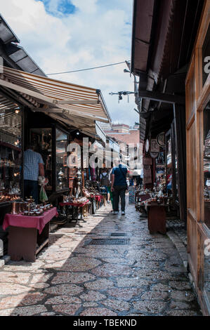 Sarajevo : ateliers coppersmith vu marcher dans la rue Coppersmith dans le cœur de Bascarsija, vieux bazar et centre historique de la ville Banque D'Images