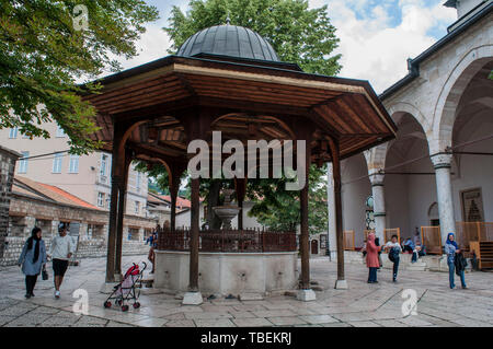 Sarajevo, Bosnie : la fontaine d'ablution de marbre recouverte d'une structure en bois décoré dans la cour de la célèbre mosquée Gazi Husrev-beg (1532) Banque D'Images