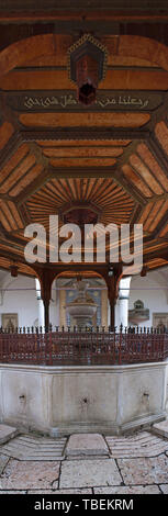 Sarajevo, Bosnie : la fontaine d'ablution de marbre recouverte d'une structure en bois décoré dans la cour de la célèbre mosquée Gazi Husrev-beg (1532) Banque D'Images