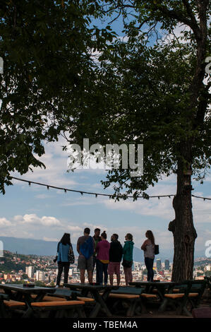 Sarajevo, Bosnie : les personnes à la recherche à l'horizon de la ville avec les Alpes Dinariques et de la rivière Miljacka haut de Zuta Tabija (Forteresse jaune) Banque D'Images