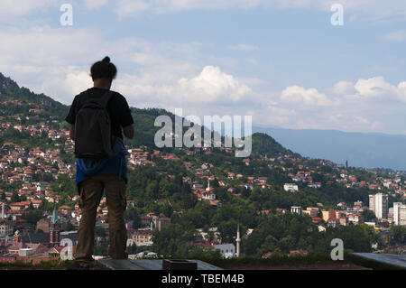 Sarajevo, Bosnie : un homme à la recherche à l'horizon de la ville avec les Alpes Dinariques et de la rivière Miljacka haut de Zuta Tabija (Forteresse jaune) Banque D'Images