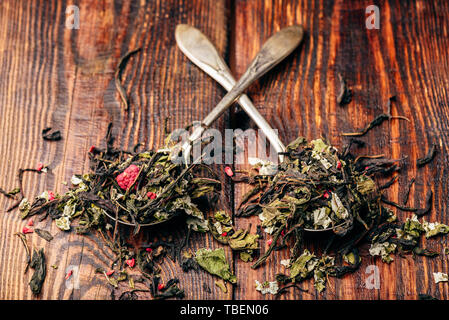 Deux cuillères de thé de fines herbes de framboise Banque D'Images