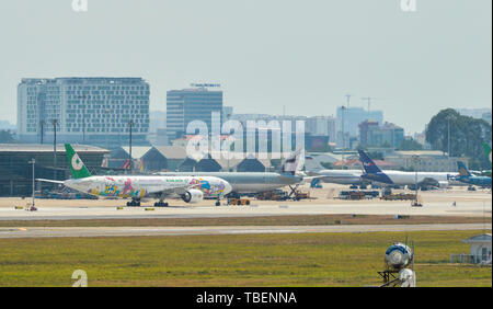 Saigon, Vietnam - Apr 23, 2019. Les avions de passagers accostage à l'aéroport Tan Son Nhat (SGN). Banque D'Images