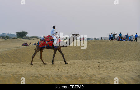Jaisalmer, Inde - Nov 8, 2017. Équitation sur chameau désert du Thar à Jaisalmer, Inde. Désert du Thar est une grande région aride dans la partie nord-ouest de la région de Banque D'Images