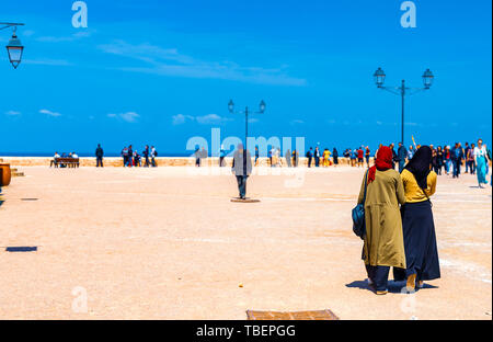 Deux filles arabes passent du temps ensemble à l'extérieur, marcher dans l'après-midi le long de la digue de la ville de Rabat, Maroc, Afrique Banque D'Images