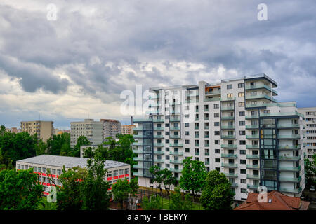 Appartements vides et blanches avec des nuages orageux au-dessus. Generic architecture moderne en Europe du Sud-Est. Concept à la vente et à la location. Banque D'Images