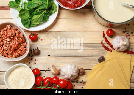 Cadre fait d'ingrédients pour lasagne sur table en bois Banque D'Images