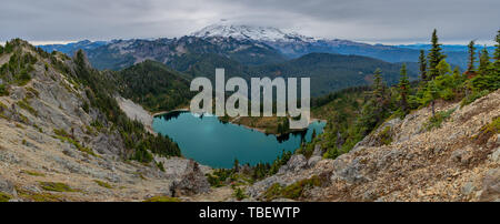 Vue panoramique sur le lac de Eunice de Tolmie Pic avec le Mont Rainier brumeux Banque D'Images