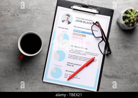 Reprise d'emploi avec tasse de café sur la table gris Banque D'Images