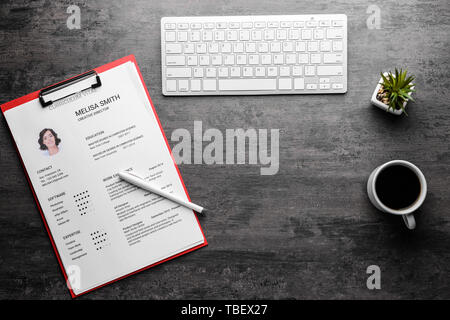 Reprise d'emploi avec clavier de l'ordinateur et tasse de café sur la table gris Banque D'Images