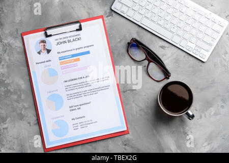 Reprise d'emploi avec clavier de l'ordinateur et tasse de café sur la table gris Banque D'Images