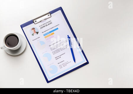 Reprise d'emploi avec une tasse de café sur fond blanc Banque D'Images